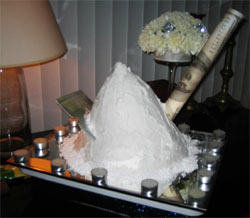 Bolo de cocaína. Melhor não assoprar a velinha.