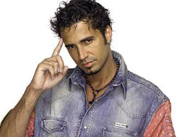 Latino fazendo pose de “sou consciente e leio a… leia a… leia o que mesmo, hein?”.