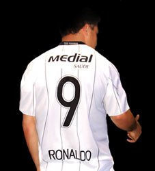 Ronaldo veste a camisa do Corinthians. Tamanho “GG” é claro.