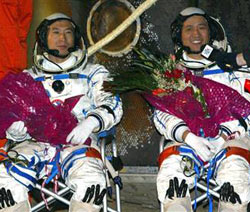 Os cosmonautas Serguei e Serguei.