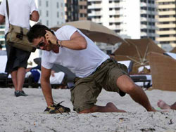 Gerard Butler: “This… is… Spartaaaaaiii, cacete!”