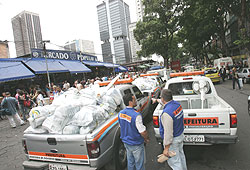 “Ado! A-ado! Vai ver o sol nascer quadrado!”