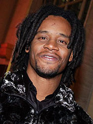 Toni Garrido, vocalista do Cidade Negra. Digo… do Cidade Afrodescendente.