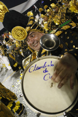 Claudinho da Cuíca: traído pela boa e velha mão esquerda.