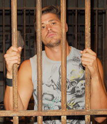 Dado Dolabella atrás das grades.