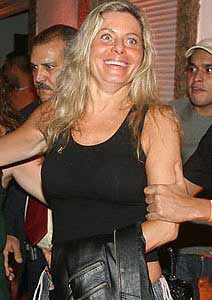 Vera Fisher com cara de fotógrafo que descobriu um raro elefante rosa na África.