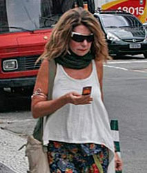 Elba Ramalho chamando um táxi para a estação lunar.