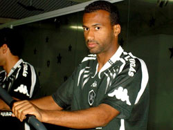 Emerson: zagueiro do Botafogo de segunda à sexta e atacante do Flamengo nos fins de semana.