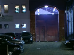 Esse negócio de colocar um espelho na porta do presídio funcionou mesmo.