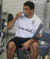 Ronaldo bebendo uma aguinha entre um Misto e um Bauru.