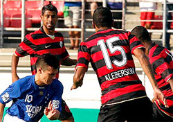 No duelo de cabelos escrotos, no entanto, foi 1 a 1. Gol de Leonardo Moura para o Flamengo e Wagner para o time mineiro.
