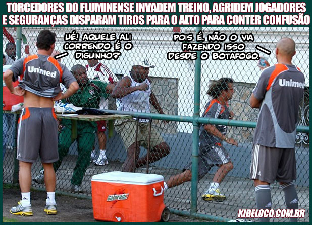 Torcedor do Fluminense, de branco, mostrando qual é a cor da paz e da harmonia.