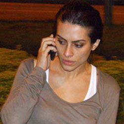 Cleo-Pires-telefone