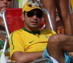 Latino-camisa-Brasil-praia